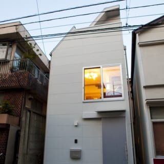 敷地を最大限に生かした狭小住宅。この場所にかつては隣の家とつながった長屋の一部があった