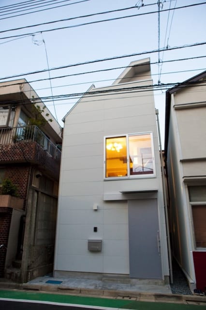 敷地を最大限に生かした狭小住宅。この場所にかつては隣の家とつながった長屋の一部があった