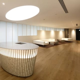 【テクマトリックス社】美術館を思わせる快適なエントランスロビー。十和田石の壁面には絵画や彫刻を設置。