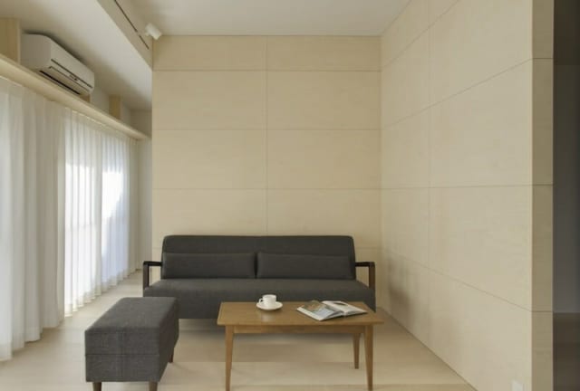 山崎　裕史

リビングスペース： Ｌ字型の入隅部にソファを配置。 リビングスペース上部の天井を織り上げ、空間に変化をつけている。
