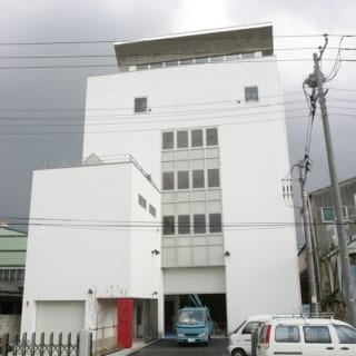 外観／施主さまの自宅は6階建てビルの最上階。1階、2階は施主さまが経営するアパレル企業の配送センター、3階は製造工場。4階以上がプライベートスペースで､4階は施主さまの趣味である写真の撮影スタジオ、5階はアトリエ、純粋な住空間は6階にある