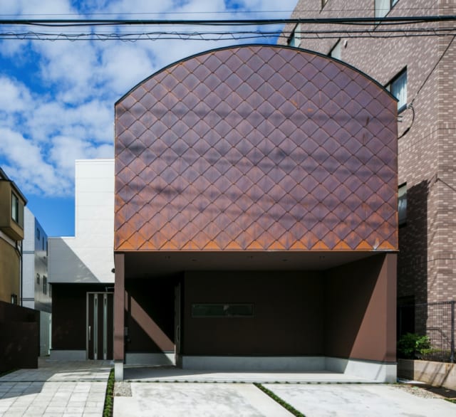 住宅の正面は銅版が菱葺きされ、一見住宅とは思えないどっしりと落ち着いた雰囲気