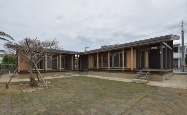 中庭側から見た外観／外壁には杉の梁を使用しており、木造建築らしい自然な雰囲気を醸し出している