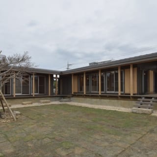 中庭側から見た外観／外壁には杉の梁を使用しており、木造建築らしい自然な雰囲気を醸し出している
