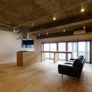 ワンルーム／床と家具に構造材であるラーチ合板を用いてコストダウンを図ったワンルーム空間。壁にはボードに塗装を施したものを使用した