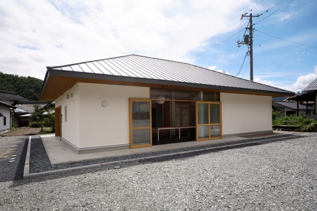 【写真】屋根は外から見たときに、目につきやすい。周囲の家となじむよう道路側からは寄せ棟に見えるかたちにした。屋根のかけかたは室内の環境にも影響するため苦労したそう
