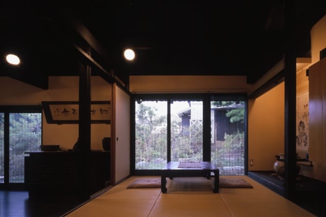 和室／リビング・ダイニングとひと続きの和室からは、古くから残る蔵が見える。伝統的なナマコ壁も取り入れられた蔵の存在が、和の庭の魅力をいちだんと際立てる