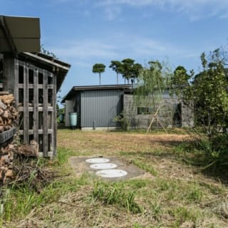 敷地の片隅に建つ薪小屋はNさんの手づくり