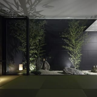  【写真】和室側から見た和の庭。玄関からみると奥行きが感じられ、和室から見ると広がりが感じられるように竹が配置されている