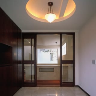 玄関ホール／すっきりとシンプルなデザインの玄関ホール。高い天井と大理石の床が高級感を醸す