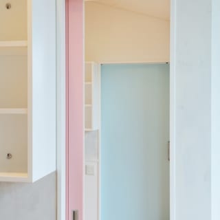 引き戸の扉の色は、それぞれ部屋を使う子が好きな色を選んだ。開けているときは、戸袋に扉が隠れて自分で選んだ色は見えない