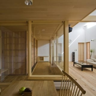 【写真】縁側のアウトサイドの雨戸を閉めると、一気に室内的な空間に。雨戸は木製で造作し、自然素材を使った内装の雰囲気と合わせている