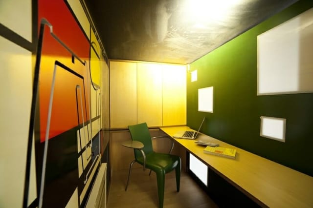 書斎内部。右の緑色の壁が、小上がりの部屋からはオブジェのように見えるも。机となる板は取り外し可能で、左の壁側に設置することもできる
