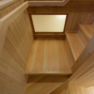 階段／木目が進行方向ときれいに垂直になった階段のステップ。手すりなどの建具ひとつとっても、丁寧で美しい仕事がなされている。肌で直接触れるところは木の質感に特にこだわる