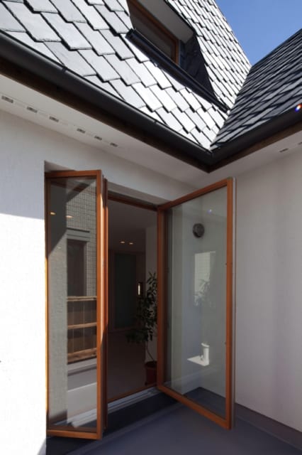 2階　リビング～バルコニーの窓／窓はすべて、すっきりとしたシンプルモダンな木製サッシ。白が基調の空間を引き締めると共に温かみを醸す