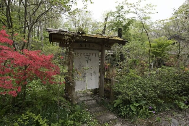 手作りの粋な門。あまりに風情がありすぎて、料亭か旅館だと思ってやって来る人が後を絶たないそうだ