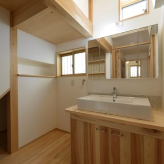 1階　水まわり／水まわりも漆喰と無垢材を贅沢に使っている。もちろん、トイレの床もヒノキ