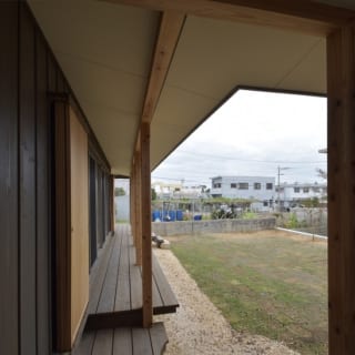 デッキの廊下／土地の高低差により、寝室棟よりもリビング棟の方が20㎝ほど高くなっている