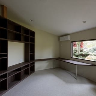 親世帯　主寝室／テレビ台や書棚、カウンターを造り付け、使い勝手のよいすっきりとした空間となっている