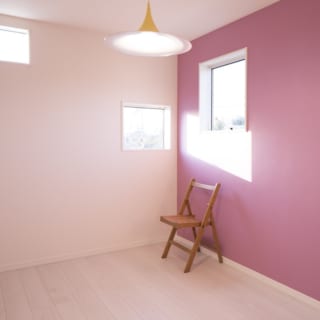 ピンク色の壁が印象的な、３階の娘さんの個室。クローゼットは隣の息子さんよりも大きめ