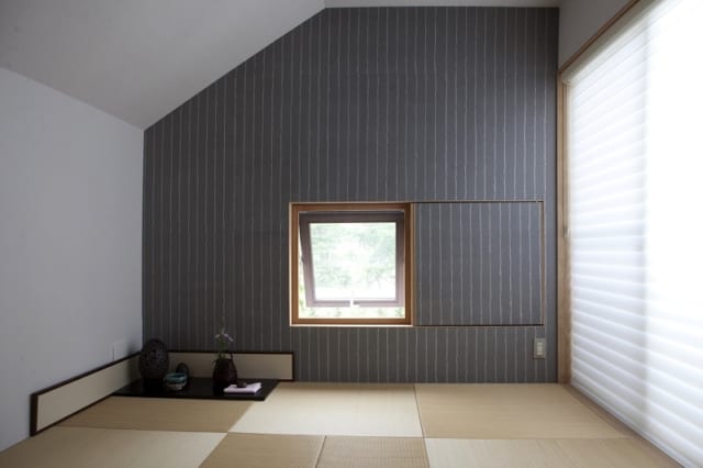 和室／正面の窓には木製のサッシを使用している。和室らしく、きりっとした印象