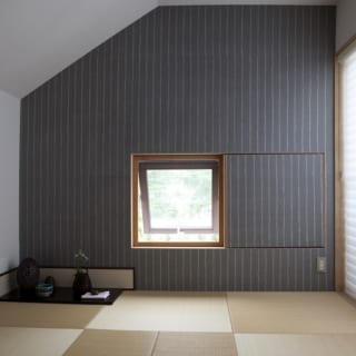 和室／正面の窓には木製のサッシを使用している。和室らしく、きりっとした印象