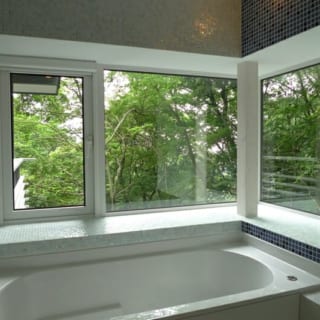 浴室には外の景色を堪能できる大きな窓。