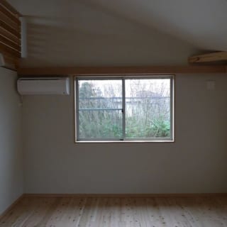 屋根裏から生活スペースを見下ろしたところ。高断熱高気密にしてあるため、天井はつけずに屋根のすぐ下まで広々と使える。