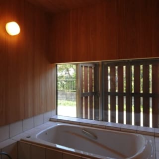 浴室／大和張りの板塀で囲った坪庭を楽しめる浴室。壁には湿気に強く、香りのよいサワラを使用している
