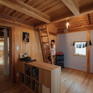 2階のロフトスペースは子ども部屋。将来は壁を作って個室にできるようになっているそう