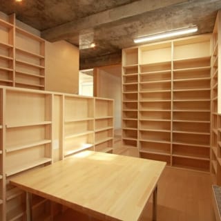 本人もどれだけあるかわからないという蔵書を入れるために、可能な限り壁は本棚にしている