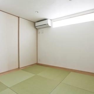 両側に収納が備えられた1階の主寝室。ゴロリと横になれる部屋が欲しいとのご要望から畳敷きに