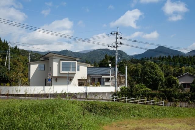 霧島連峰が一望できる、緑に恵まれた土地。目の前の道路は、霧島温泉や霧島神宮まで一本でつながっている