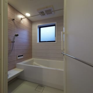 2階　洗面室、バスルーム／水まわりは寝室に近い2階に配置。朝の身支度や就寝前のバスタイムなどの動線がよい
