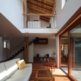 1階リビング／2階廊下部分は柵のみなので1階を見下ろすことができ、一体感と広がりのある空間を演出。家中の空気が循環するような開放感のある造りであることに加え、家のどこにいても家族の存在を感じられる構造だ