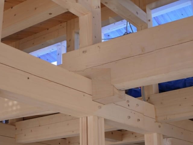 伝統的な木組み（大工が木を組み合わせる伝統的な）工法／一本一本手で加工し、大工が手組みする伝統的な「木組み工法」。デザイン性が高く、耐震性にも優れている 参考：構造材には全て檜を使用しています。