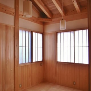 木の香り豊かな2階の寝室。梁はがっちりした感じにしたいとの要望で、本来より太い木材を使用した