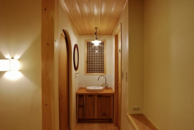 2階にも洗面スペースを設けた。前に住んでいた家で使っていた照明を活かしたデザインにしている