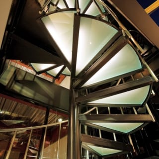 1階から見上げる「光る螺旋階段」。見た目に心地よい緑色で、発する光量も絶妙