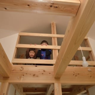 子ども部屋のロフトは、フリースペースのある階段室につながっている。思春期になったらふさぐことも可能だ