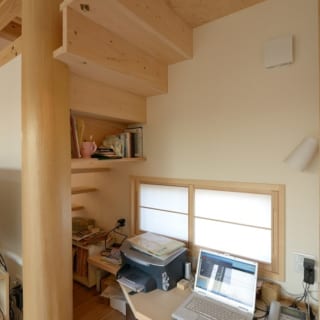 １階のフリースペース。作り付けの簡単な棚があり、今はパソコンが置かれて“家族の書斎”のように利用されている