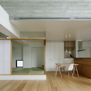2階　LDK／キッチンカウンターの腰壁に床材と同じものを張り、ナチュラルな木目調のインテリアに馴染ませている