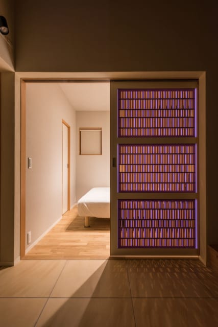 1階　ベッドルーム／1階にあるベッドルームのドアも、アクリルの組子細工。外の光が差し込むと、床に美しい模様の影を落とす