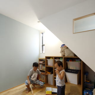 ２階子供部屋　／ロフトへの階段には開口があり、空気の循環と光を取り込む。階段下部分にも窓を作り、明るさを確保