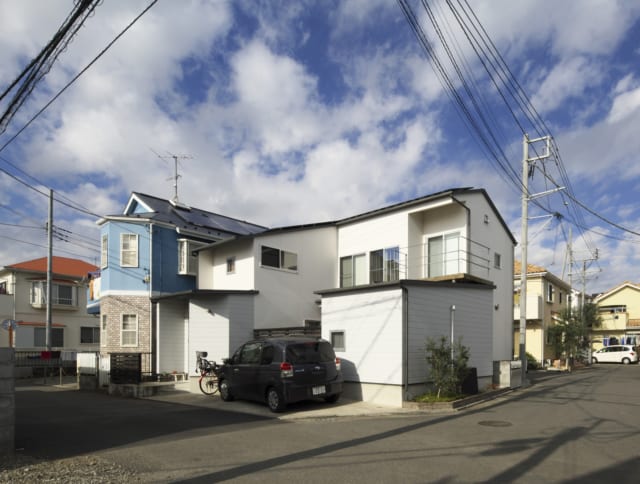 外観／画面奥の屋根上に太陽光発電を設置する予定。その下には、高さがなくてもよい浴室や主寝室を配置している