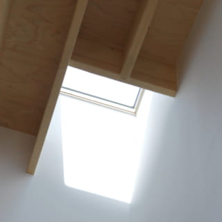 階段やキッチンの上部に設けられた天窓。「自然光がいっぱい入る家で暮らしたかった」という希望を叶える小技が光る。