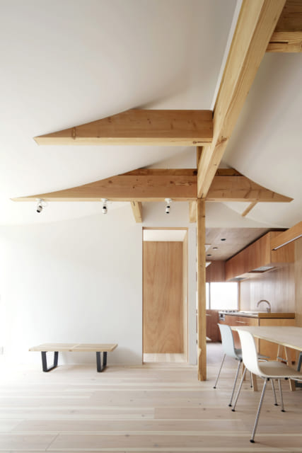 2階リビング。カーブした天井と木材の組み合わせがモダンな雰囲気を醸し出す