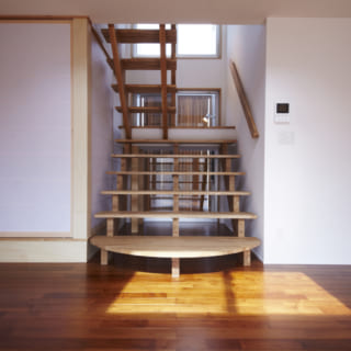 階段／子どもがくぐれる高さにつくられており、和室の引き戸から入って階段下から出るなど、ジャングルジムのように遊べるユニークなデザイン