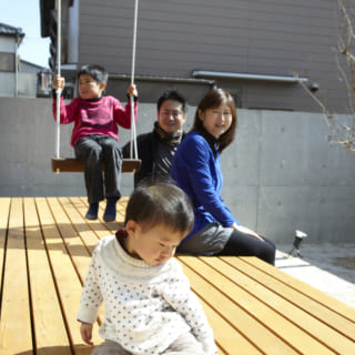 デッキで寛ぐＹさんご一家。天気の良い日は日向ぼっこをしたり、寝転がったりとのんびり過ごせるデッキは憩いのスペース