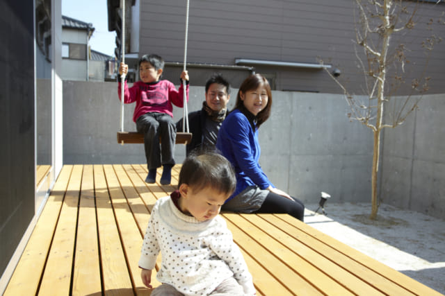 デッキで寛ぐＹさんご一家。天気の良い日は日向ぼっこをしたり、寝転がったりとのんびり過ごせるデッキは憩いのスペース